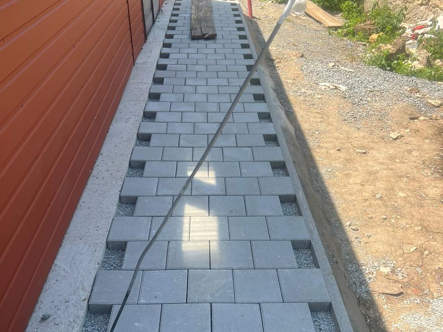 Dlážděná cesta podél garáže